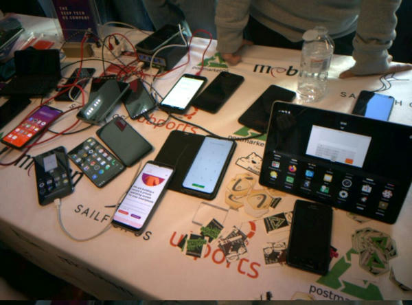 group of mobile devices on the Linux Mobile stand (photo by: A-wai)